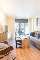Apartamento superior, 1 quarto | Área de estar | TV de tela plana