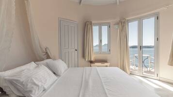Phòng Suite, 2 phòng ngủ, quang cảnh biển (Red Tower) | Bộ đồ giường cao cấp, minibar, két bảo mật tại phòng