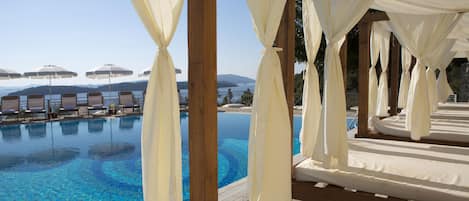 Outdoor pool, pool umbrellas, sun loungers