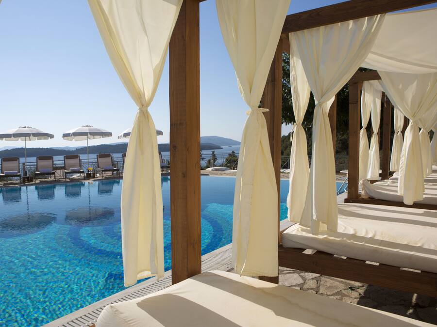 Utendørsbasseng, bassengparasoller og solsenger