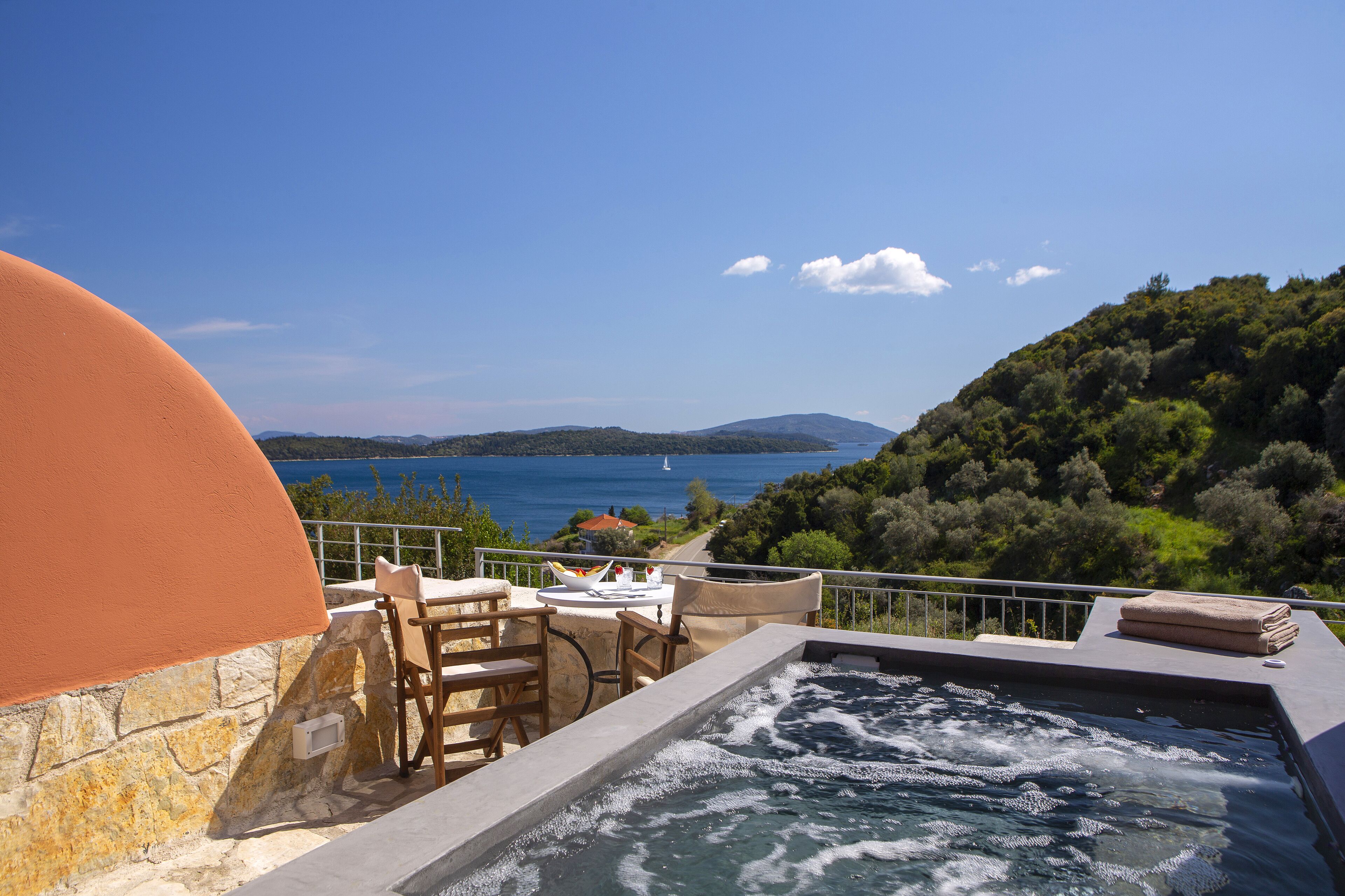 Un jacuzzi con vistas al mar y las colinas.