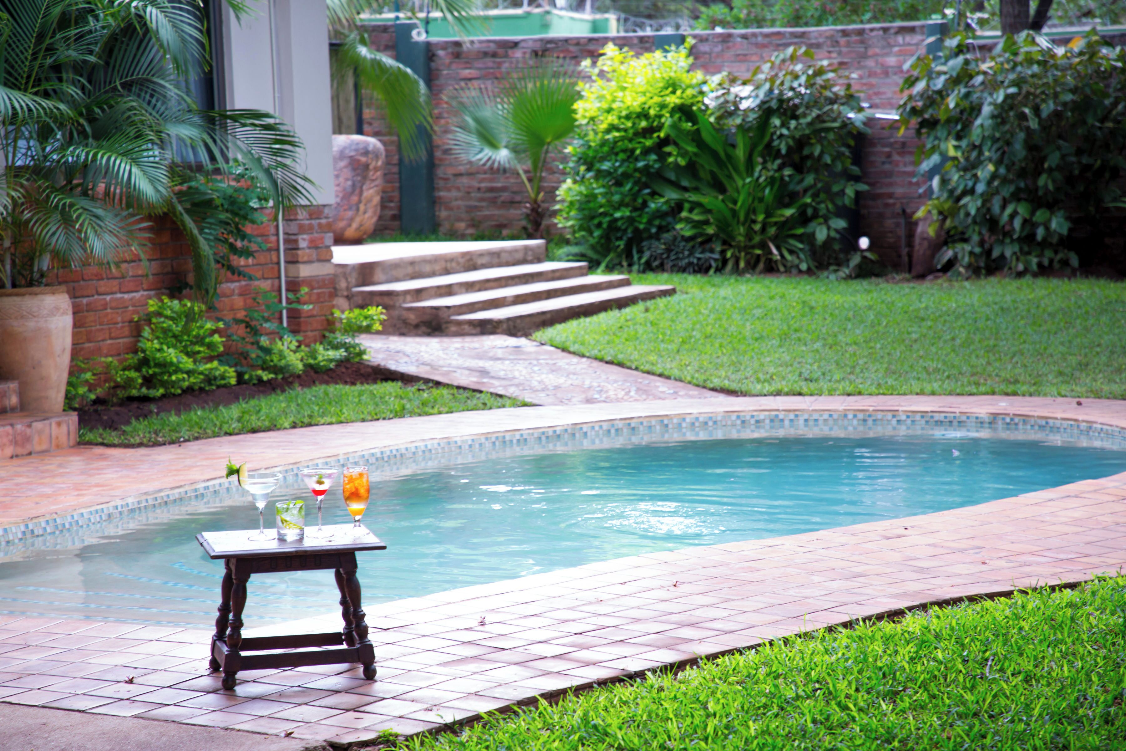 Piscina all'aperto, lettini
