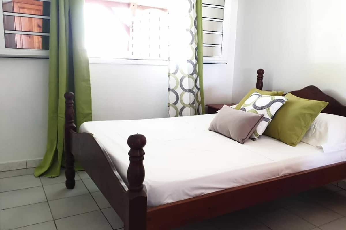 Appt 3 (Trois-Ilets) | 1 habitación, tabla de planchar con plancha, wifi gratis y ropa de cama