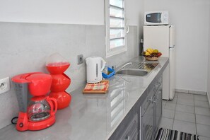 Appt 5 (Saint Pierre) | Private kitchen | Fridge, microwave, electric kettle, cookware/dishes/utensils - L Oeil Dans le Bleu (Sainte-Anne)