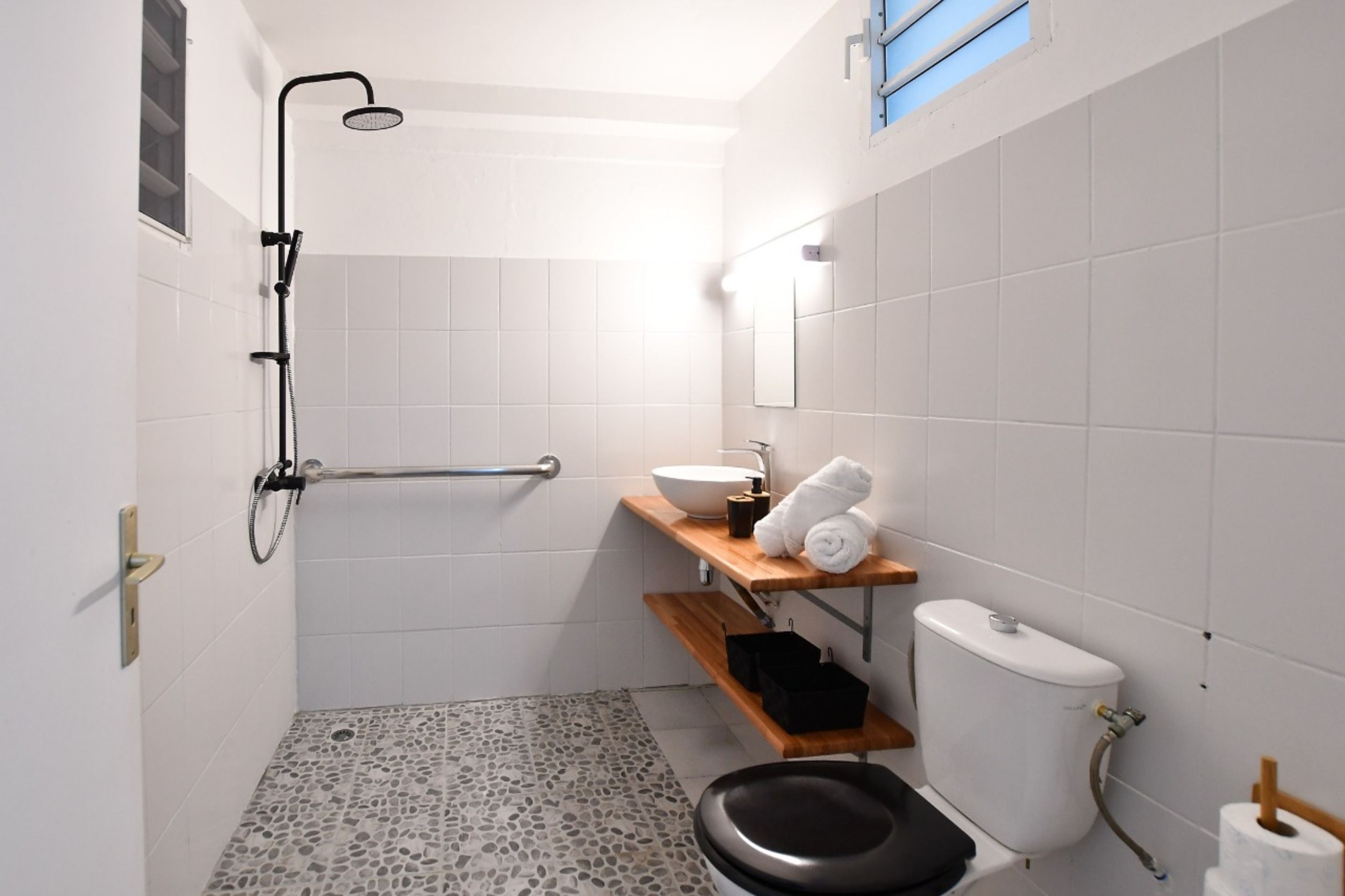 appt 3 (trois-ilets) | bathroom | shower, free toiletries, hair dryer, towels