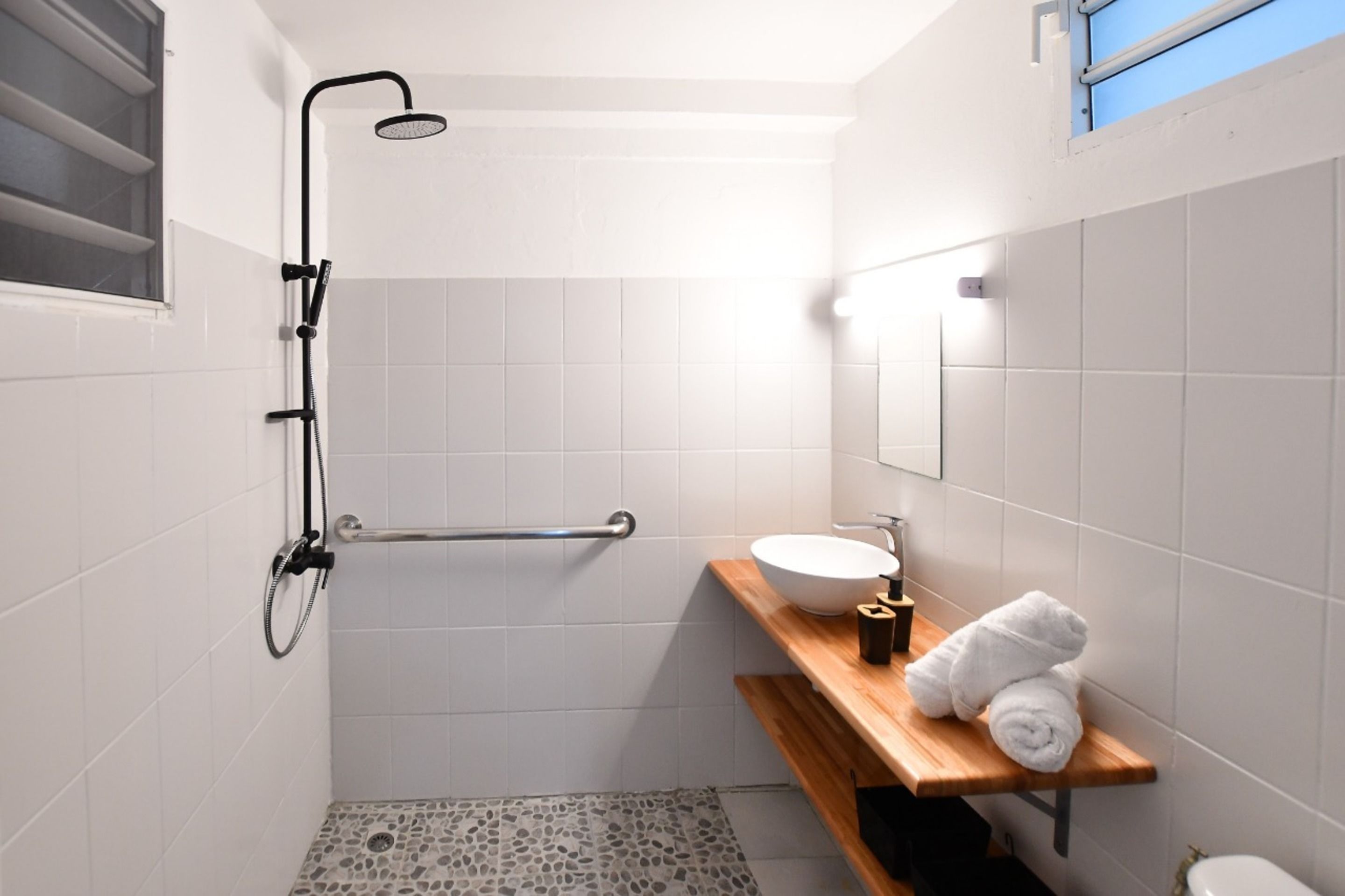 comfort apartment, 1 queen bed, pool view, sea facing | bathroom | shower, free toiletries, hair dryer, towels