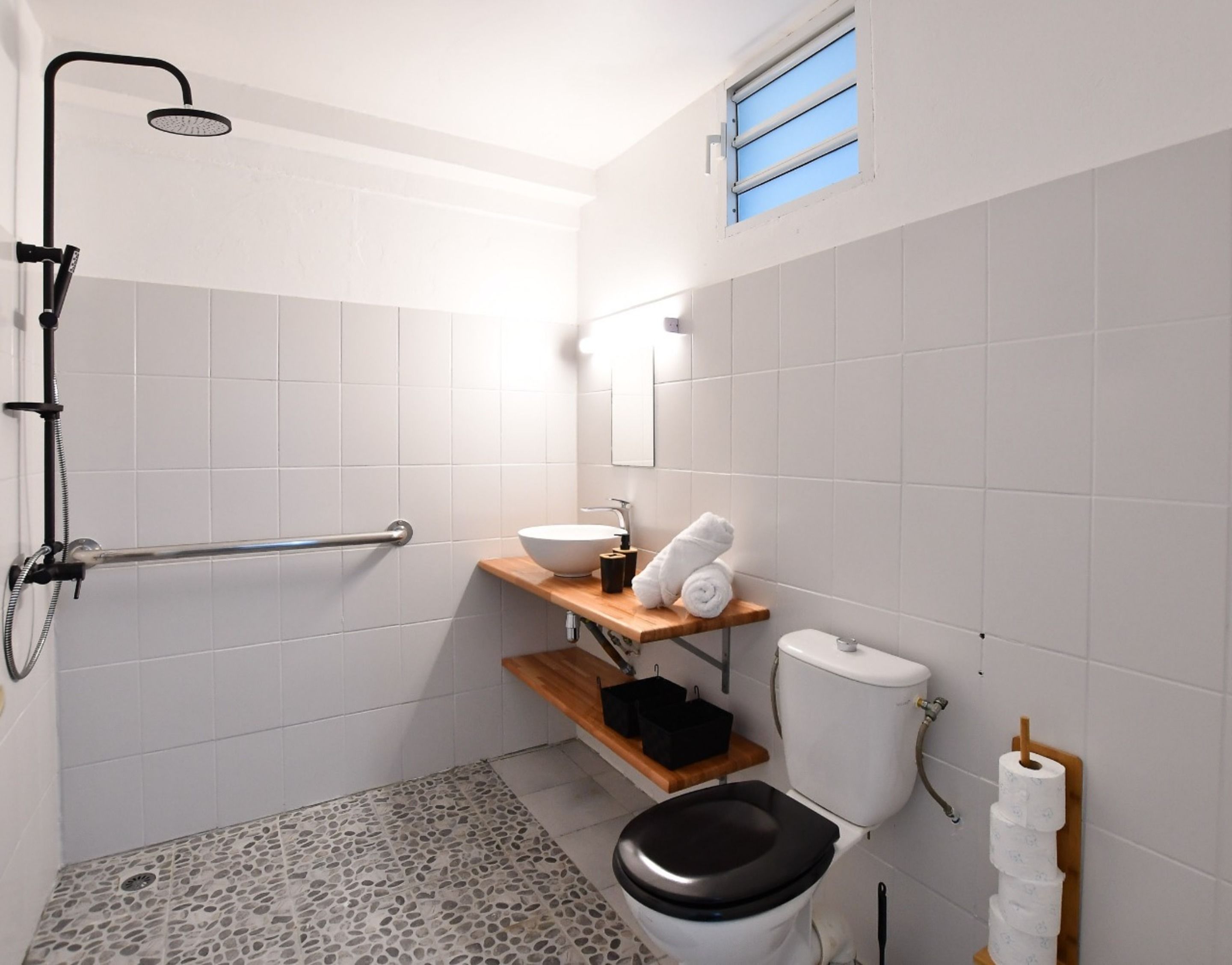 appt 5 (saint pierre) | bathroom | shower, free toiletries, hair dryer, towels