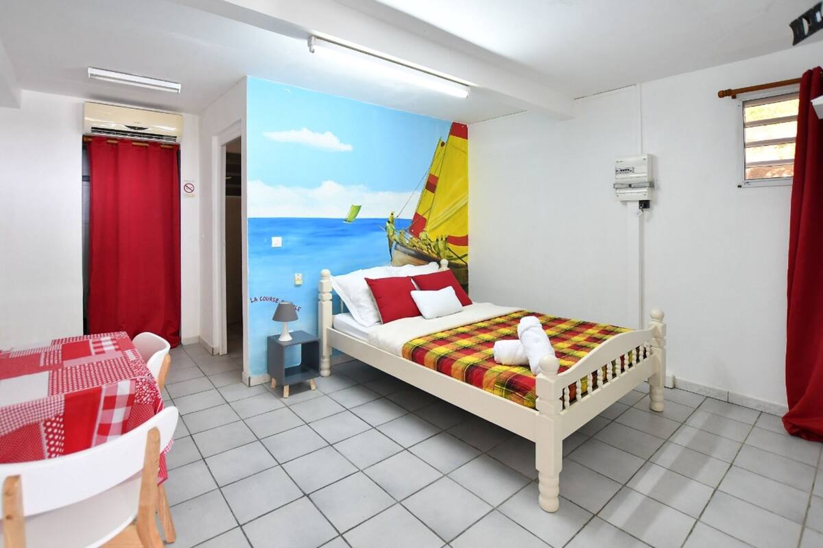 Tabla de planchar con plancha, wifi gratis y ropa de cama 