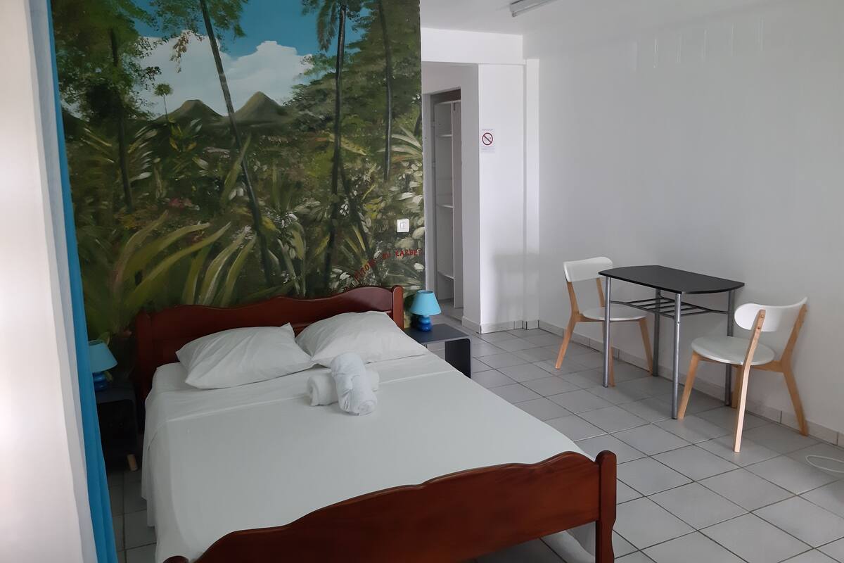 Tabla de planchar con plancha, wifi gratis y ropa de cama 