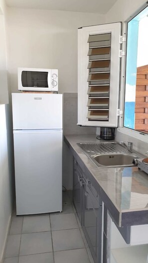 Appt 2 (Diamant) | Cuisine privée | Réfrigérateur, four à micro-ondes, bouilloire électrique