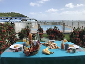 Déjeuner continental (12 EUR par personne)