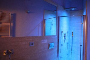 Suite | Salle de bain | Articles de toilette (gratuits), séchoir à cheveux, pantoufles