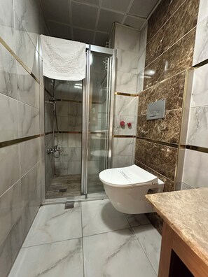 Comfort Triple Room | Bathroom | Shower, free toiletries, hair dryer, slippers - Serenity Suit Hotel (Konyaalti)