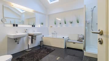 Deluxe-Loft (Schwarzwald Loft) | Badezimmer | Kostenlose Toilettenartikel, Haartrockner, Bademäntel, Handtücher