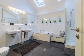 Loft Deluxe (Schwarzwald Loft) | Salle de bain | Articles de toilette (gratuits), séchoir à cheveux, peignoirs