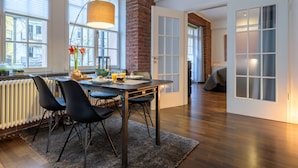 Condo luxo (Schwarzwald Suite) | Opções para refeição no quarto