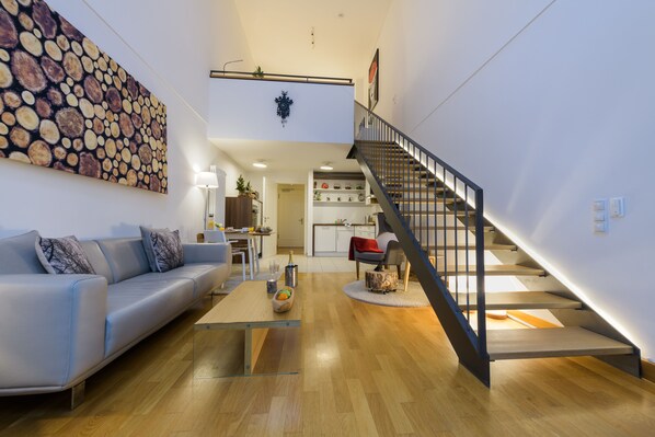 Loft Deluxe (Schwarzwald Loft) | Coin séjour | Télévision à écran plat de 55 cm avec chaînes par câble, télévision