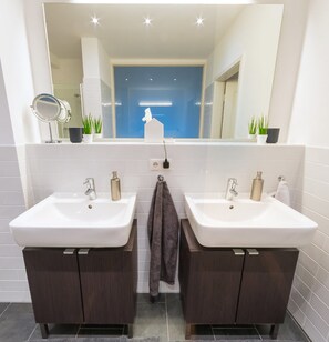 Appart'hôtel Deluxe (Schwarzwald Suite) | Salle de bain | Articles de toilette gratuits, sèche-cheveux, peignoirs