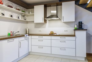 Loft Deluxe (Schwarzwald Loft) | Cuisine privée | Grand réfrigérateur, micro-ondes, four, plaque de cuisson
