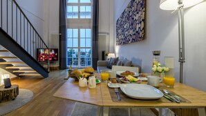 Loft luxo (Schwarzwald Loft) | Área de estar | TV de tela plana 55 cm com canais a cabo, TV, Netflix
