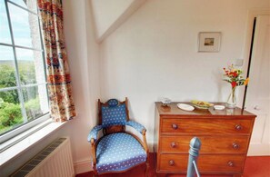 Tabla de planchar con plancha, wifi gratis, ropa de cama