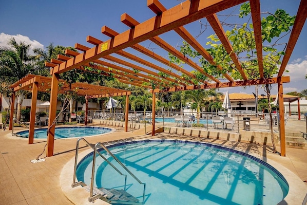 6 piscines extérieures, parasols de plage, chaises longues