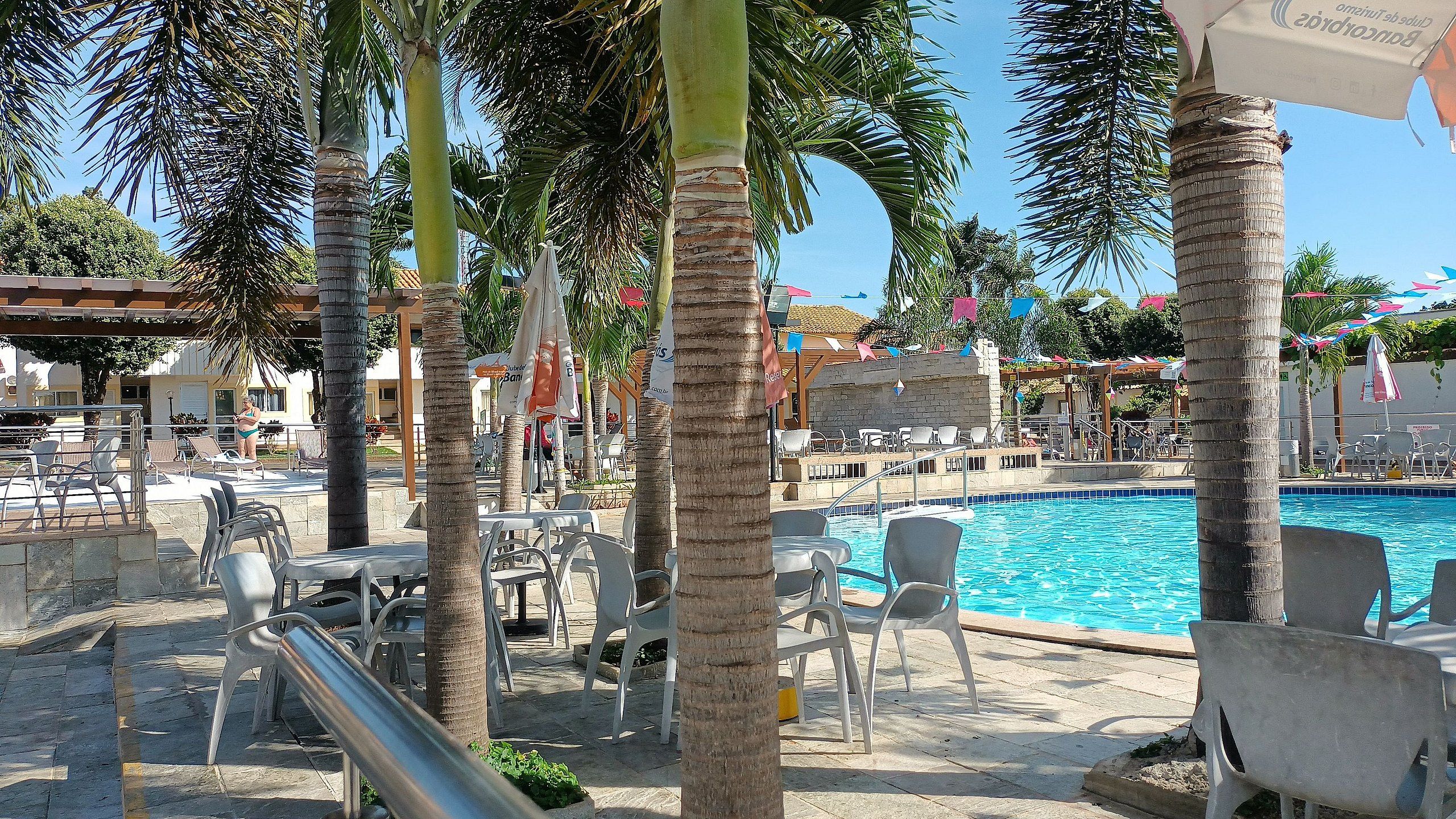 6 outdoor pools, pool umbrellas, sun loungers