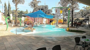6 piscinas al aire libre, sombrillas, sillones reclinables de piscina