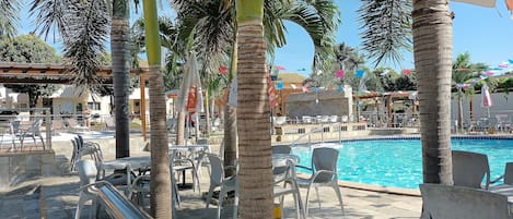 6 piscine all'aperto, ombrelloni da piscina, lettini