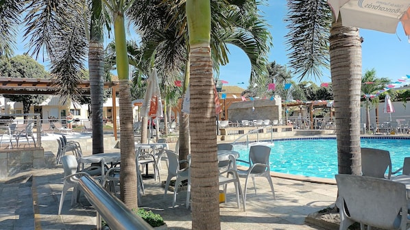 6 outdoor pools, pool umbrellas, sun loungers