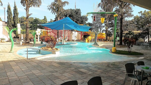 6 piscinas al aire libre, sombrillas, sillones reclinables de piscina