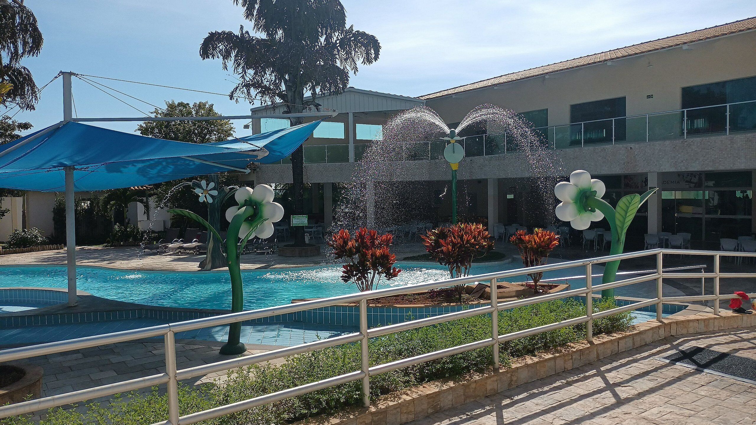 6 outdoor pools, pool umbrellas, sun loungers