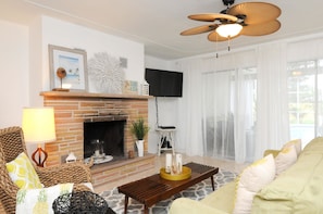 Design-Apartment, 2 Schlafzimmer, Poolblick | Wohnbereich | 50-Zoll-Fernseher mit Kabelempfang, Kamin