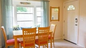 Apartemen Desain, 2 kamar tidur | Makan di kamar