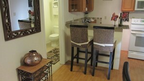 1 غرفة نوم وبديكورات فريدة لكل غرفة وطراز فريد لكل وحدة ومكواة/لوح كي