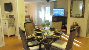 1 غرفة نوم وبديكورات فريدة لكل غرفة وطراز فريد لكل وحدة ومكواة/لوح كي