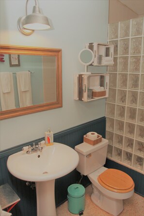 Appartement Design, 1 grand lit, vue piscine | Salle de bain