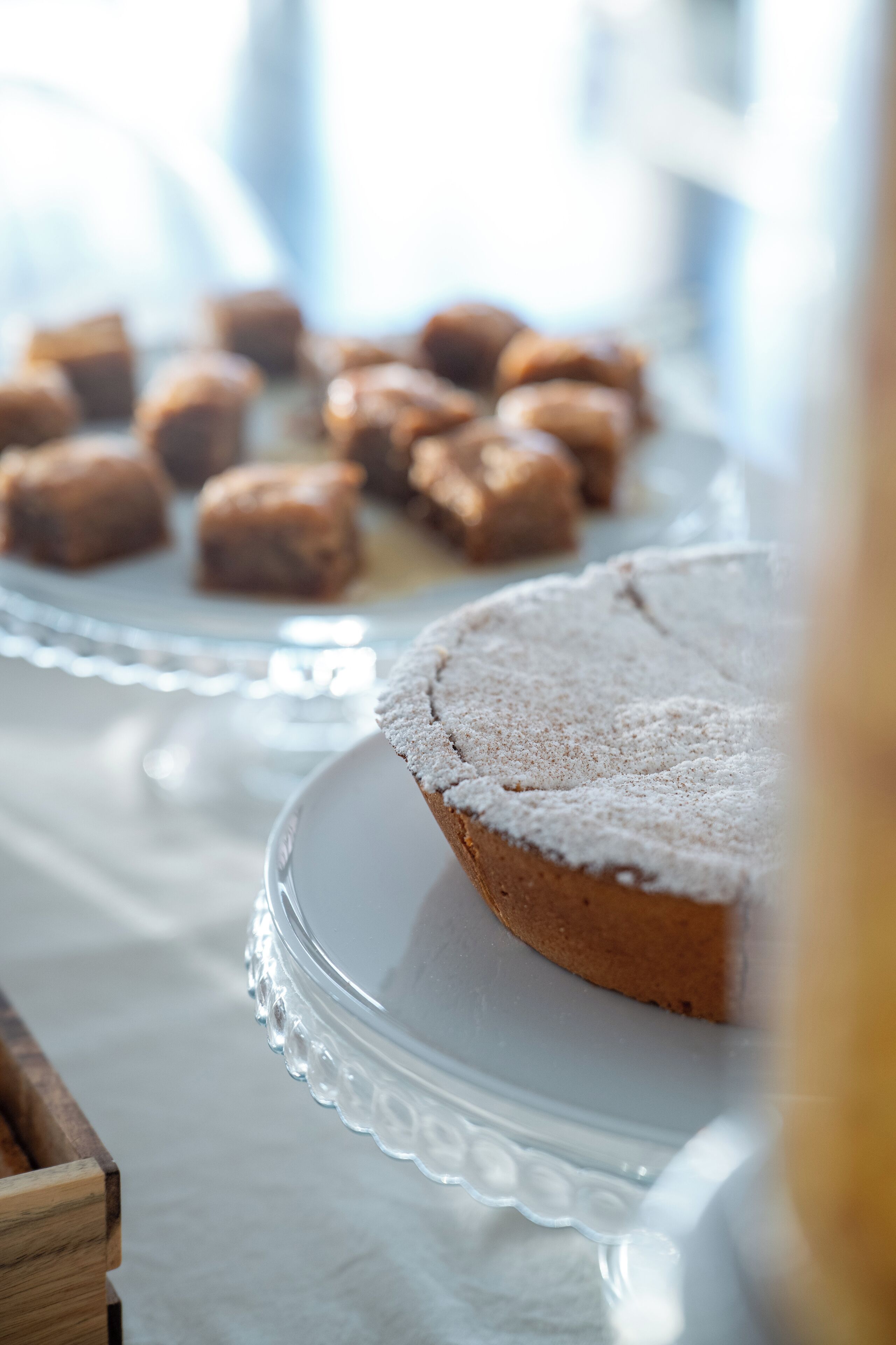 Una mesa de postres con diversos pasteles y dulces.