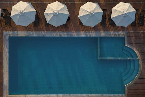 Piscine extérieure, parasols de plage, chaises longues