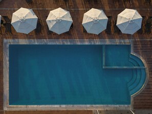 Piscine extérieure, parasols de plage, chaises longues
