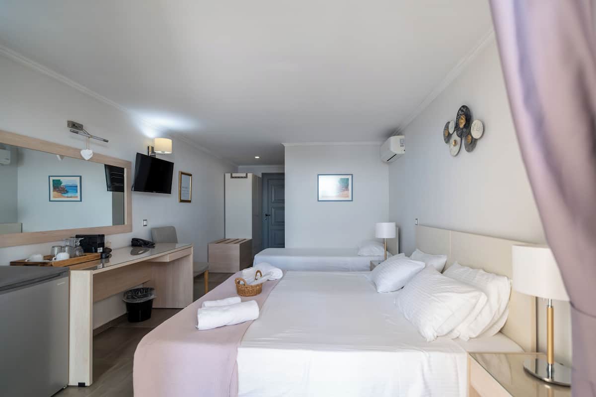 Superior driepersoonskamer, uitzicht op strand | Een kluis op de kamer, gratis wifi, beddengoed
