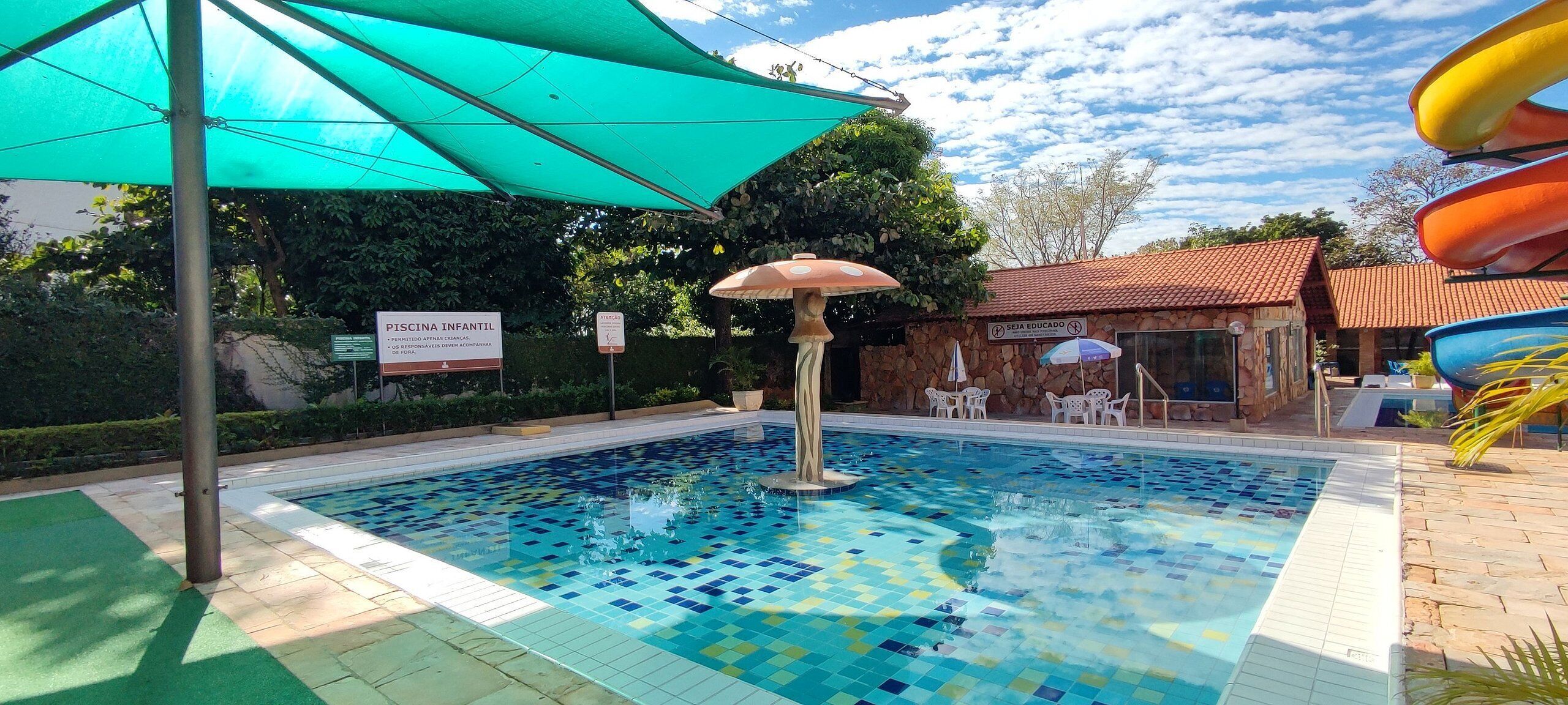 4 outdoor pools