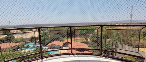 APTO 713 | Property grounds