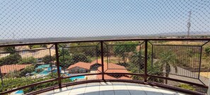 APTO 713 | Property grounds