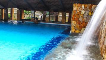 4 outdoor pools