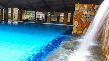 4 hồ bơi ngoài trời