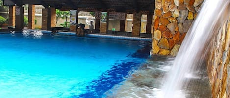 4 outdoor pools