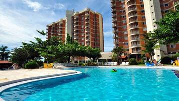 4 piscinas externas