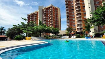 4 outdoor pools
