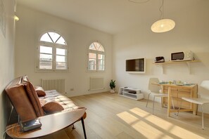 Comfort-Apartment, 1 Schlafzimmer, Gartenblick | Wohnbereich | Flachbildfernseher